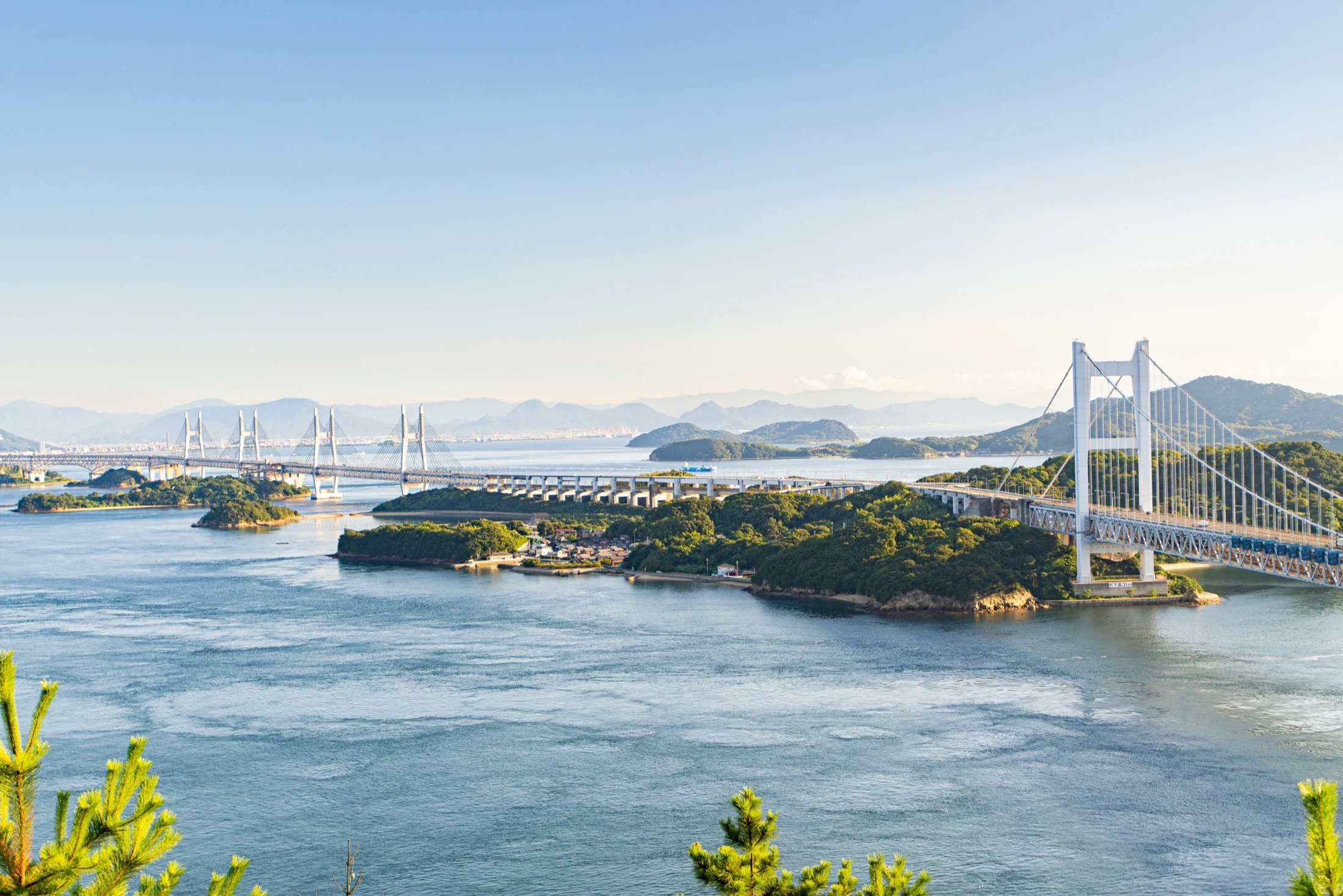 瀬戸大橋と瀬戸内海の島々