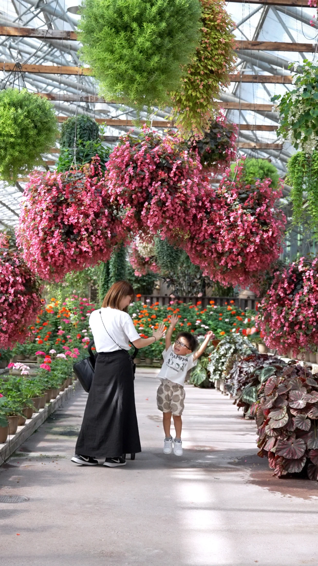 花の温室で過ごす親子