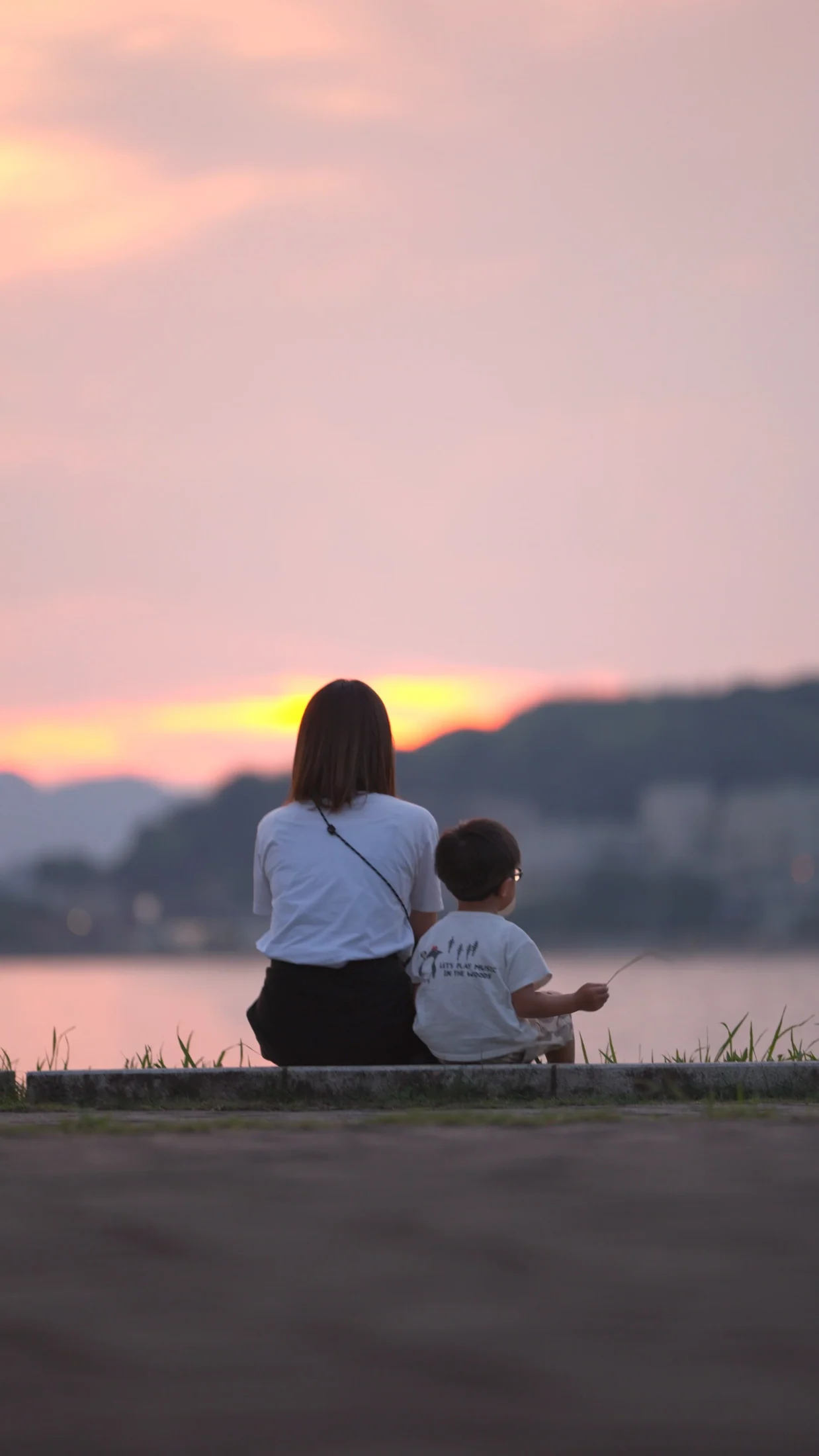宍道湖の夕景を眺める親子