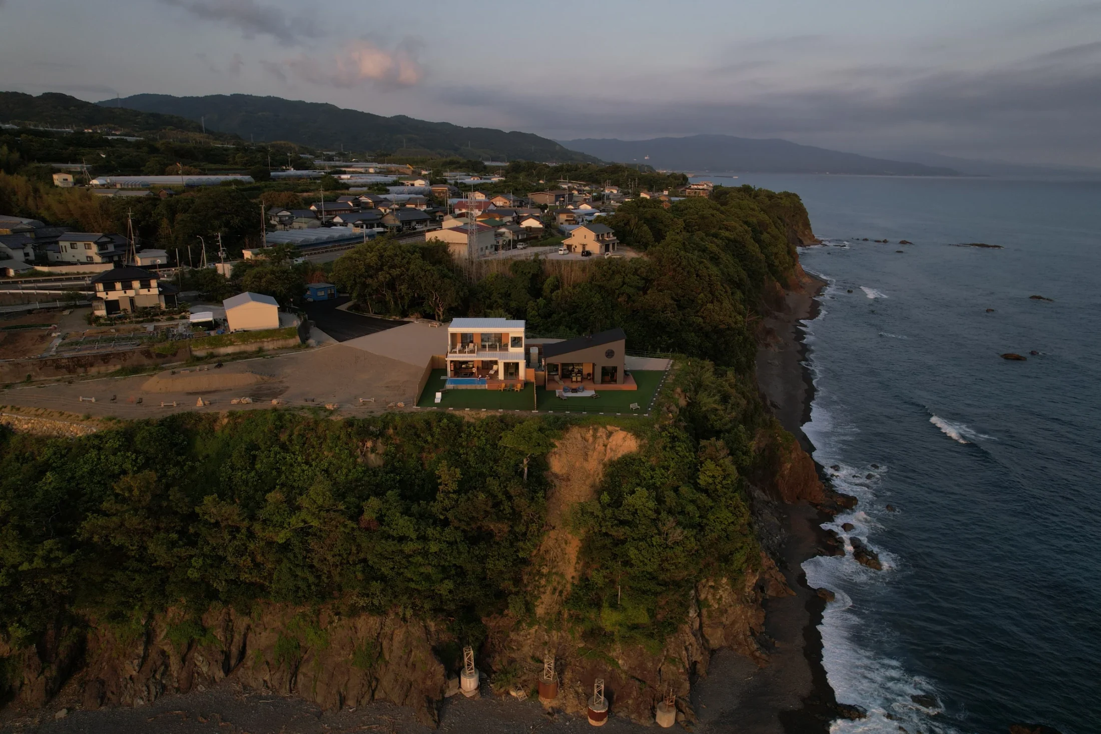 暮れゆく海に面して建つヴィラ
