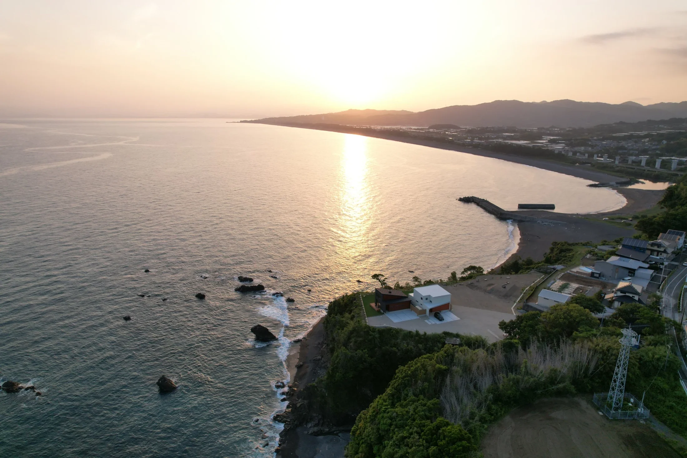 夕日の光が海に広がるYUHIMI周辺の風景